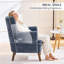 Fauteuil à oreilles capitonné avec accoudoirs roulés et coussins épais.-309566084