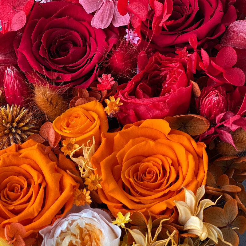 Arrangement floral arc-en-ciel rose