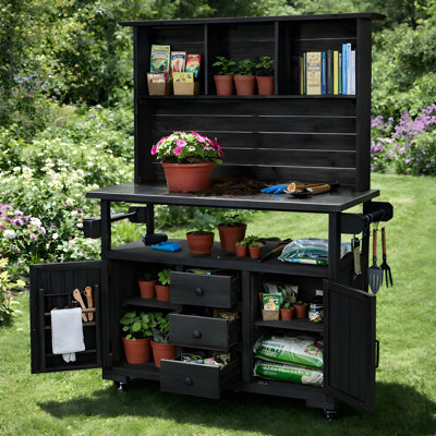 Grand banc de rempotage de jardin de 65 po de hauteur avec roues verrouillables, îlot de cuisine extérieur en bois avec plateau en acier inoxydable, tiroirs, tablettes de porte et huche pour griller, noir