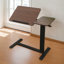 Table de chevet avec roulettes - support pliable pour ordinateur portable et de lecture, hauteur réglable, finition noyer, roues réglables de conception sécuritaire, plateau de basculement relaxant, accessoire polyvalent