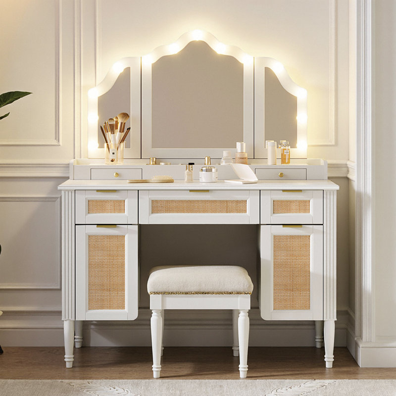 Meuble-lavabo de 44,4 po avec 13 ampoules Hollywood et miroir à trois volets - Coiffeuse blanche avec 5 tiroirs, tablettes et station de charge (2 AC + 1 USB + 1 Type-C) - 3 modes d'éclairage, luminosité réglable - Meuble-lavabo de style bohémien pour Chambre à coucher, vestiaire