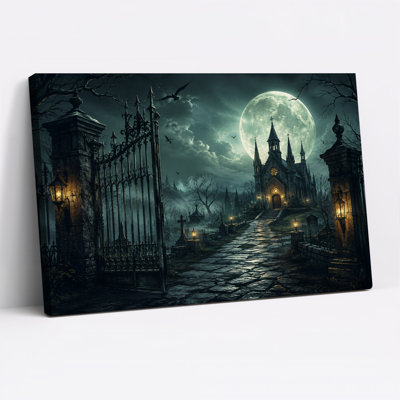 Toile de fer, porte gothique et église gothique sous une grande lune