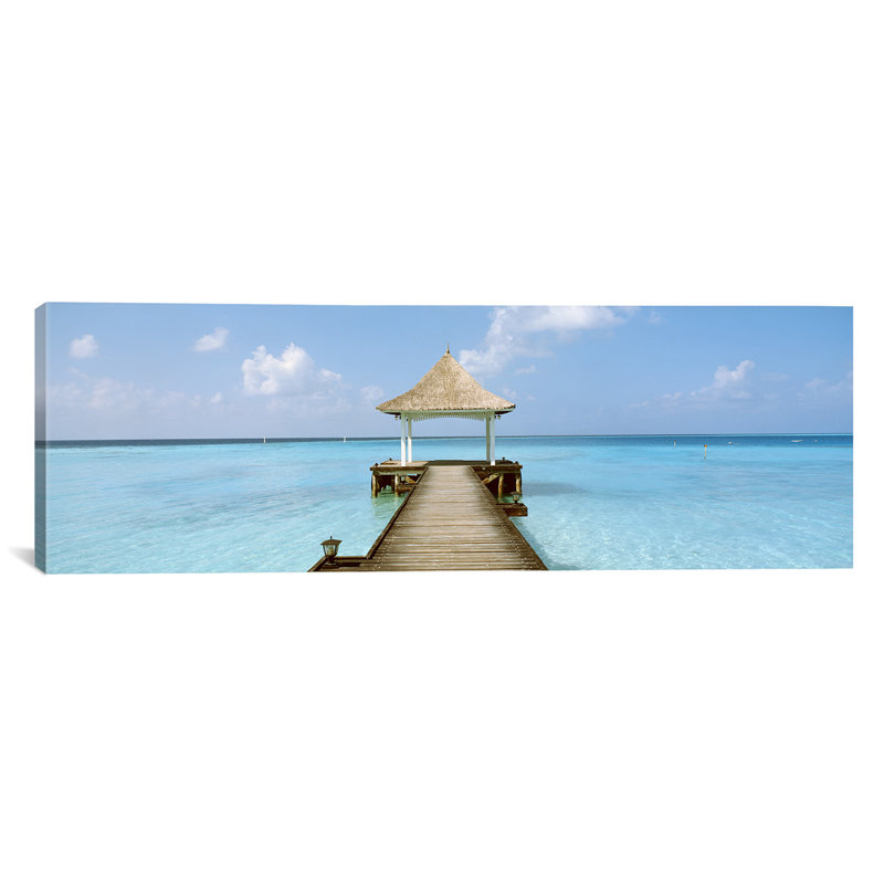 «Panoramic Beach and Pier The Maldives», reproduction de photo sur toile, H 12 po x l 36 po x P 1,5 po, Toile avec cadre noir