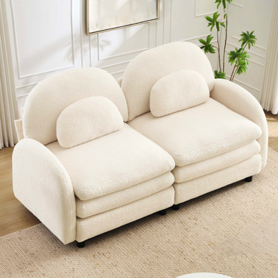 Canapé 2 places beige et blanc en tissu Teddy, doux comme un nuage, dossier / accoudoirs courbés, coussins lombaires courbés et coussin de soutien