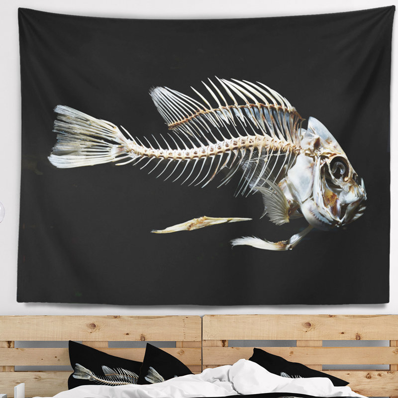 Squelette de poisson sur une tapisserie noire, H 78 po x l 92 po