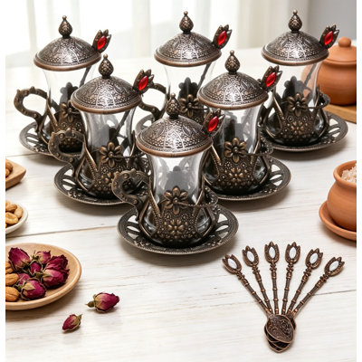 Ensemble de 6 verres à thé faits à la main avec couvercles et cuillères à thé en prime, motifs traditionnels en cuivre, verres à thé du Moyen-Orient élégants pour une expérience thé authentique