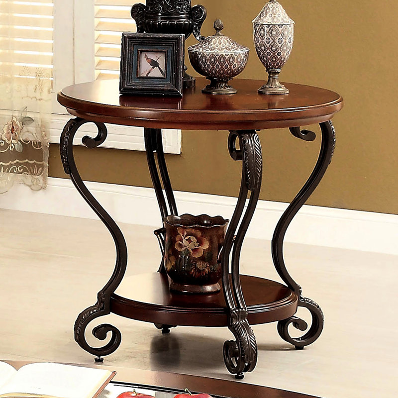 Mobilier de salon: table de bout en cerisier brun avec tablette inférieure ouverte et rangement décoratif