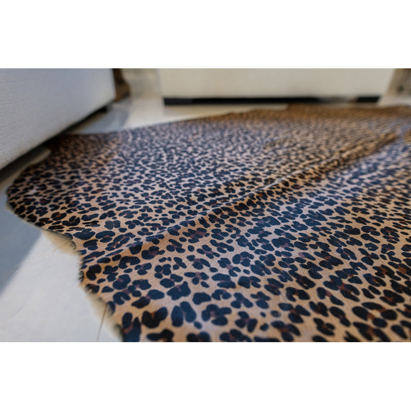 Tapis brun en peau de vache à imprimé animal