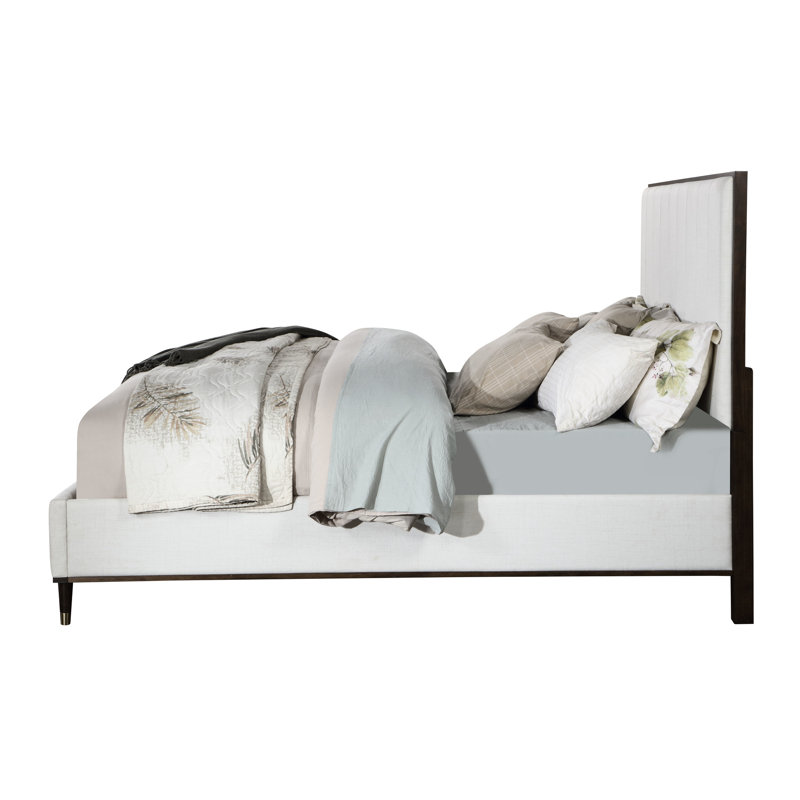 Élégant grand lit en tissu gris avec une construction en bois massif et un support moderne en métal
