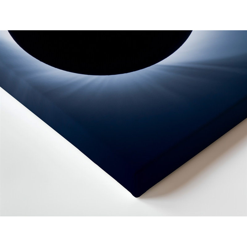 Toile Une éclipse solaire totale capturée contre un ciel noir profond avec une silhouette sombre parfaitement ronde d'art sur toile