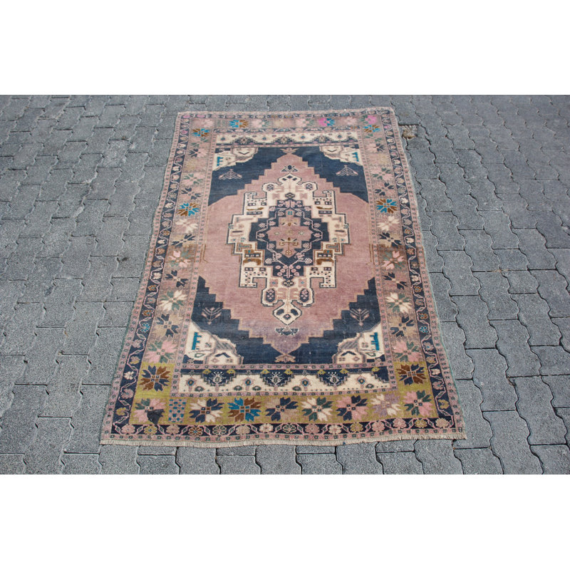 Tapis turc rétro tissé à la main dans des motifs tribaux distinctifs