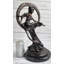 Sculpture Waights, fille assise sur la lune