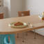 Conception créative moderne d'une table de salle à manger irrégulière-124433958