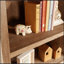 Bibliothèque moderne avec tiroir, tablettes spacieuses et finition brune élégante pour le rangement et la présentation.
