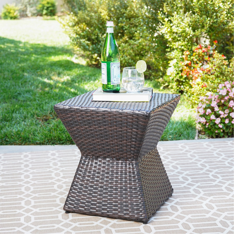 Table de bout d'extérieur en osier