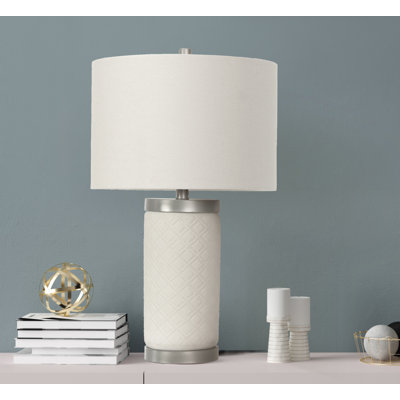 Lampe de table en béton brut avec détails en étain vieilli et abat-jour en lin