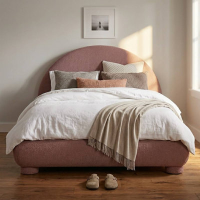 Lit plateforme tapissier Xavian Modern Teddy Boucle avec tête de lit cintrée et lattes en bois pour chambre à coucher Moody