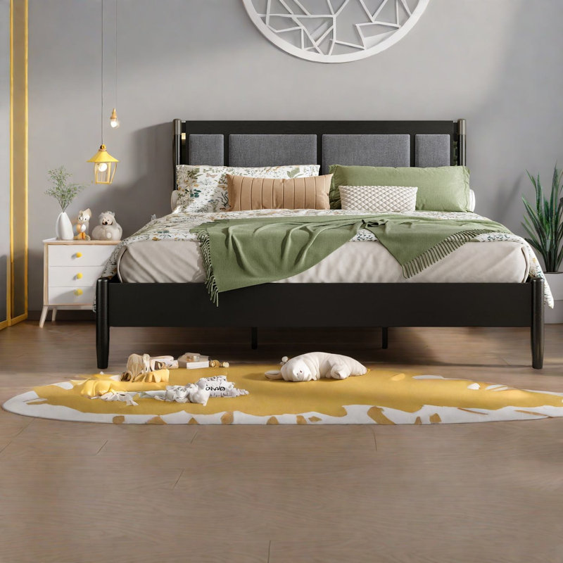 Très grand lit moderne en bois massif, design spacieux avec revêtement gris foncé, idéal pour la maison