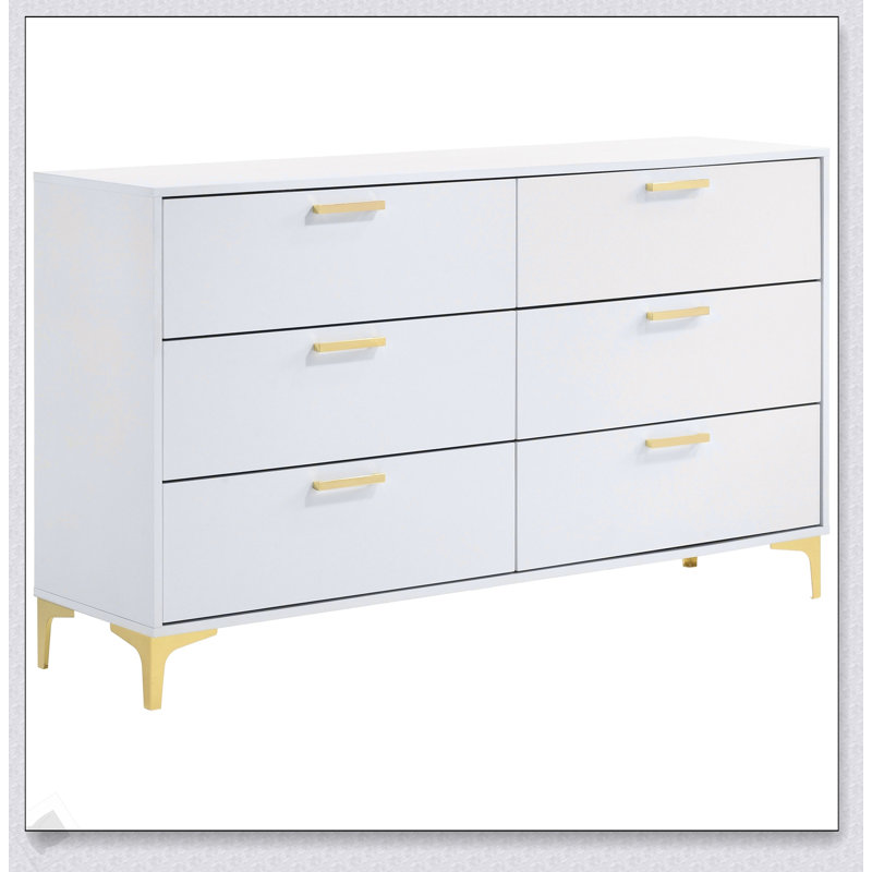 La commode rectangulaire blanche à 6 tiroirs avec détails dorés Karena est parfaite pour les chambres à coucher modernes et contemporaines