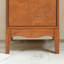 Armoire de rangement moderne moderne avec poignées en métal et pieds surélevés