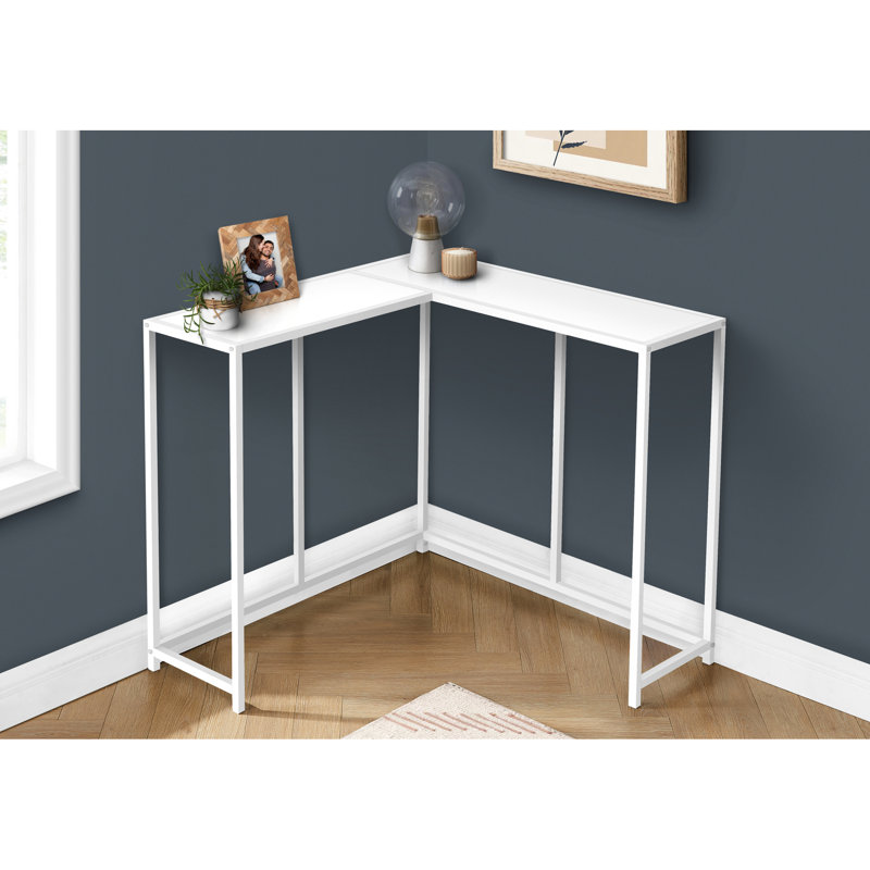 Console étroite blanche pour le hall d'entrée, le salon, la chambre à coucher avec une grande chambre à coucher de style moderne en métal, vestibule contemporain