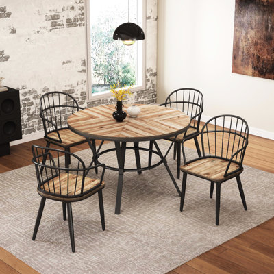 Charmante table d'intérieur avec placage de bouleau et pieds en métal pour un repas confortable