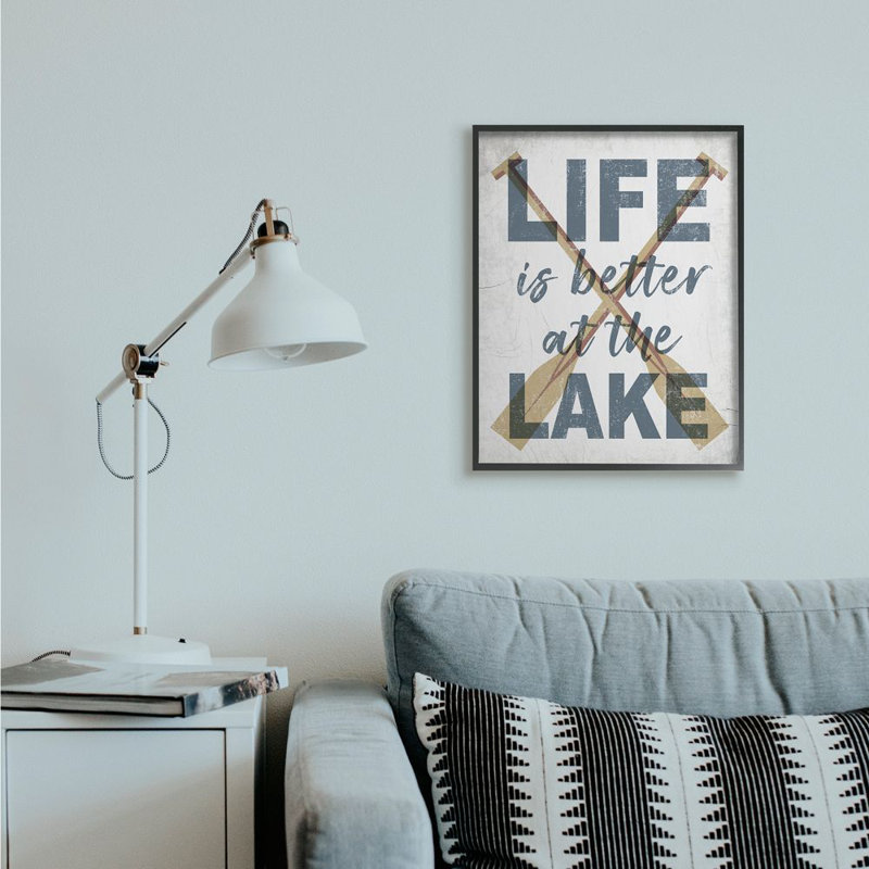 «Life is Better at the Lake» par Daphne Polselli - reproduction d'art textuel, H 30 po x l 24 po x P 1,5 po