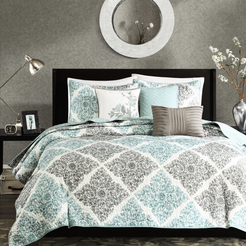 Courtepointe 6 pièces pour très grand / très grand lit. Imprimé en microfibre, matelassage vermicelle, petites feuilles, 2 taies décoratives, 3 coussins très grand. Microfibre avec revers en diamant doux brossé