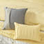 Literie King jaune Serene 7 pièces, brodée, comprenant couette, taies d'oreiller, oreillers et cache-sommier. Lavable à la machine. Conception splendide.