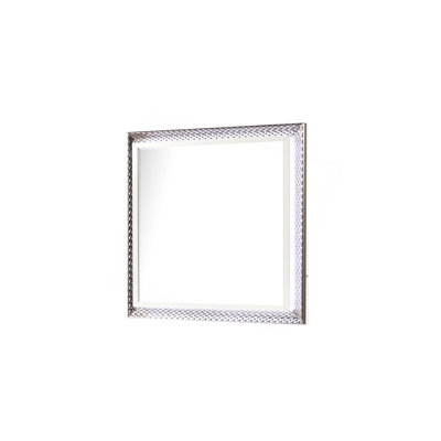 Miroir de style contemporain Fabio fabriqué avec des accents latéraux à motif de losanges avec éclairage à DEL et bois au fini blanc (miroir seulement inclus)