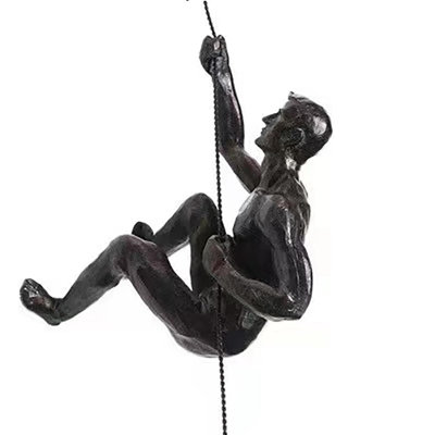Sculpture en résine à droite, homme qui grimpe à la main, art mural créatif fini à la main