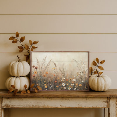 Champ d'automne avec mamans et marguerites
