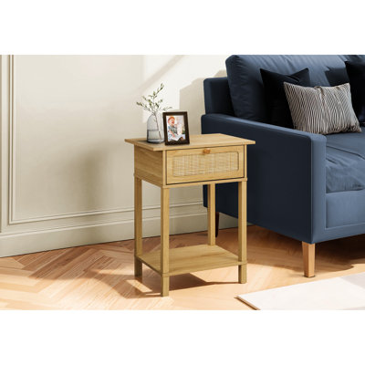 Table de chevet pratique à deux niveaux de 61 cm de hauteur, avec porte et revêtement stratifié naturel, idéale pour la chambre ou le salon. Elle offre un espace de rangement fermé et un style décontracté.