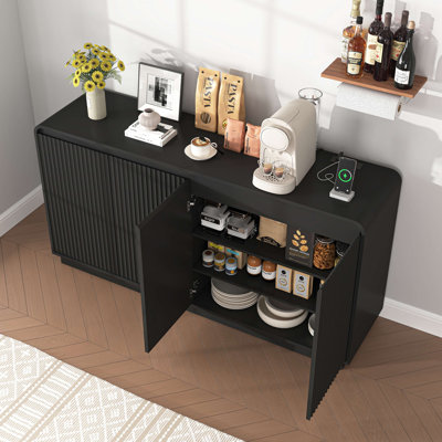 Meuble télé cannelé à 4 portes avec prise de courant, centre de divertissement Wave sans poignée, armoire de rangement à panneau de particules réglable à 3 niveaux, console multimédia multifonctionnelle et buffet