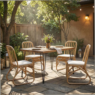 Ensemble de salle à manger d'extérieur 5 pièces pour 4 personnes, table carrée avec plateau en bois d'acacia et chaises en rotin, ensemble de meubles modernes de 32,5 po pour patio, terrasse, cour arrière, porche, teck et jaune