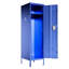 Armoire-penderie métallique de 140 cm de haut, en acier bleu, avec porte ventilée, serrure et crochets latéraux.