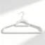Cintres en velours antidérapants, conception mince et peu encombrante avec crochet pivotant robuste pour l'organisation de vêtements, de costumes, de chemises, de pantalons et de robes-685104594