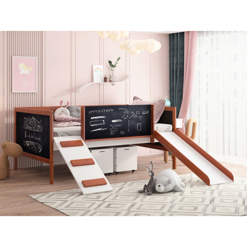 Lit mezzanine simple avec aspect chêne cerisier, lattes incluses, pour l'accessibilité, pensées du tableau noir, roulettes de rangement et abat-jour blancs, stabilité, travail créatif, option de mobilité des boîtes
