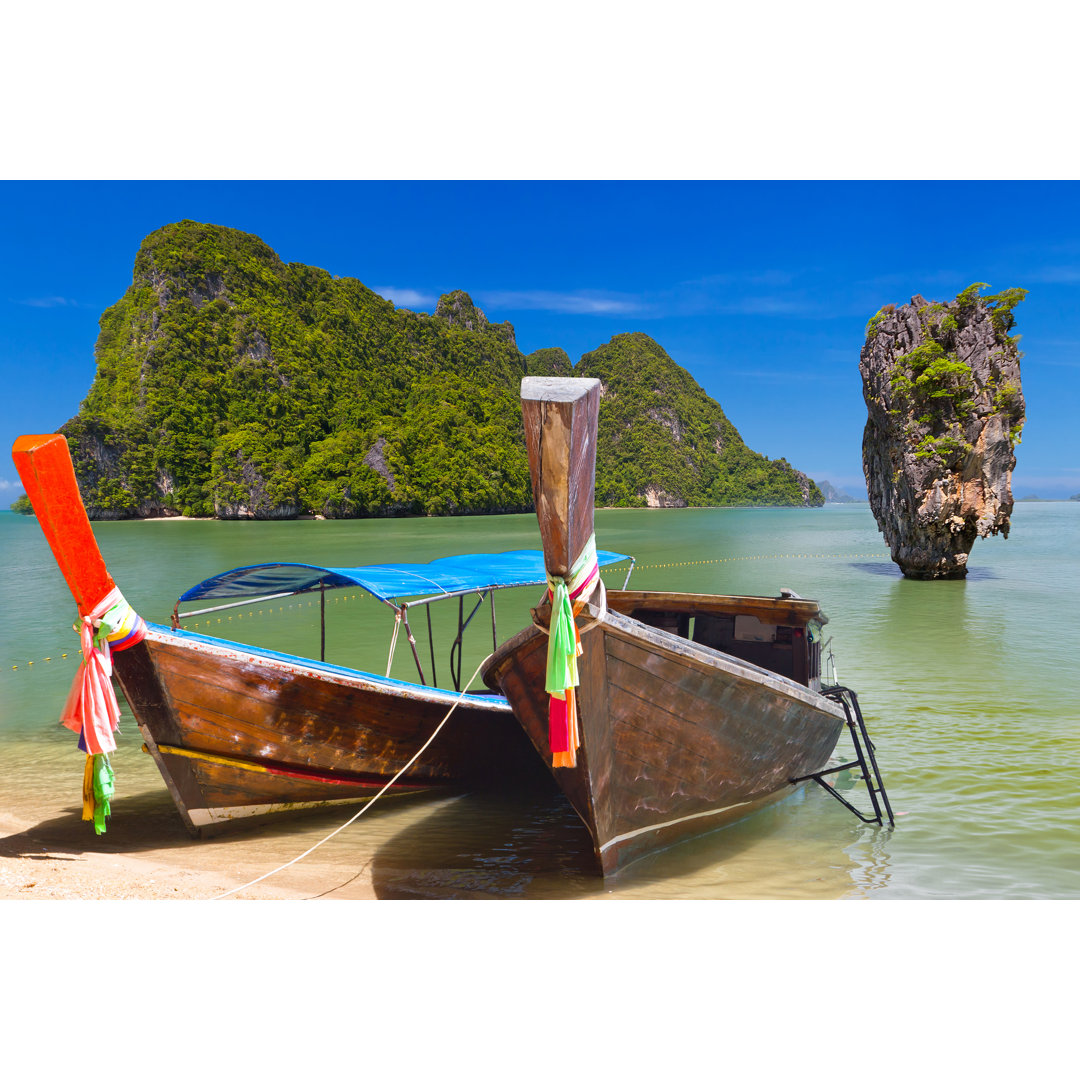 Leinwandbild Holzboote am Ufer in Thailand mit blauem Himmel an einem sonnigen Tag