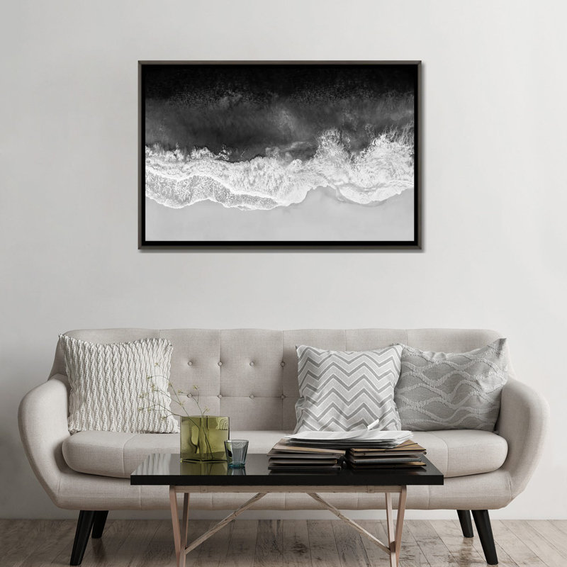 Vagues en noir, gris et blanc par Maggie Olsen, H 26 po x l 40 po, Bois foncé rustique, Impression encadrée