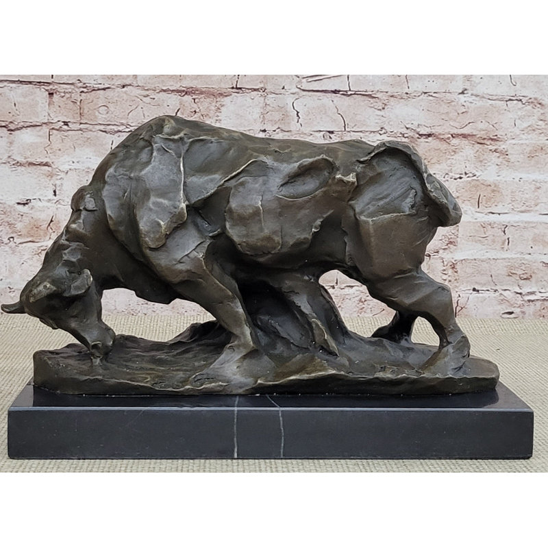 Sculpture de taureau chargeant
