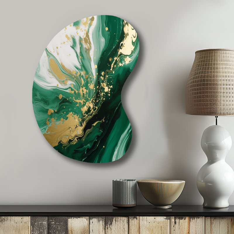 Décoration murale irrégulière verte et dorée Cascade III en forme de flèche abstraite, H 31 po x l 22 po