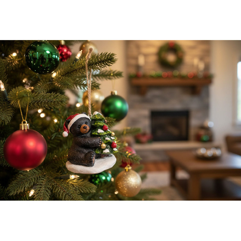 Ornement en forme de chapeau par un arbre de Noël
