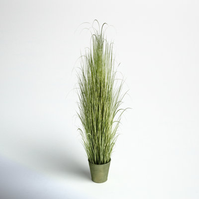 Herbe verte artificielle en pot.