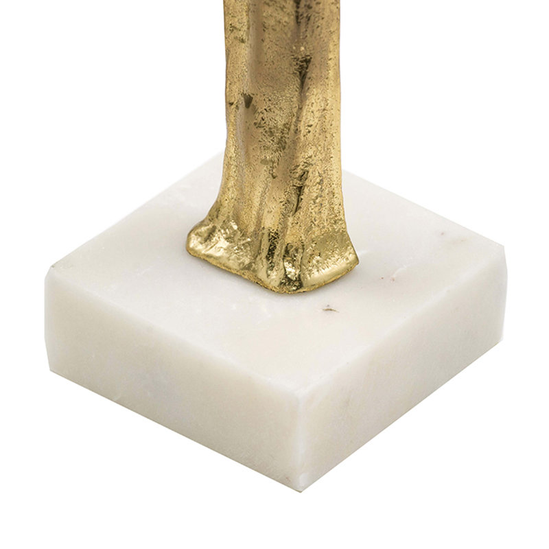 Statue romaine allongée en or sur base en marbre blanc