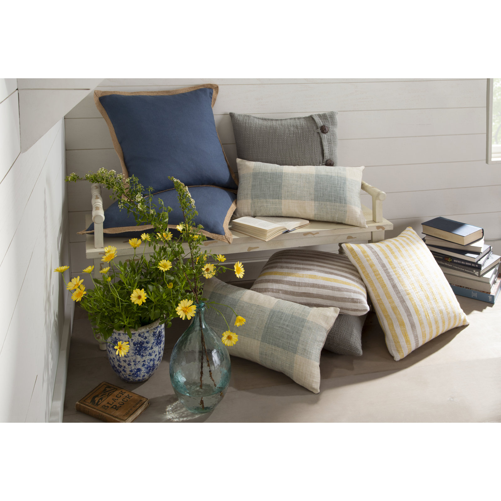 Camelia 20" x 20" Cotton Throw Pillow, Navy Blue