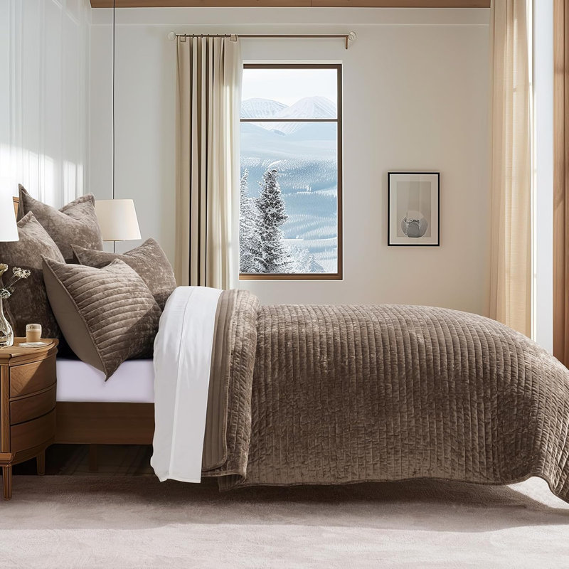 Ensemble de courtepointe Luxe Velvet Channel, Courtepointe grand + 2 taies décoratives, Brun moka