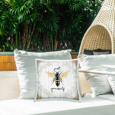 Coussin d'extérieur Just Be Yourself Sentiment Country Charm Bee par Elizabeth Tyndall