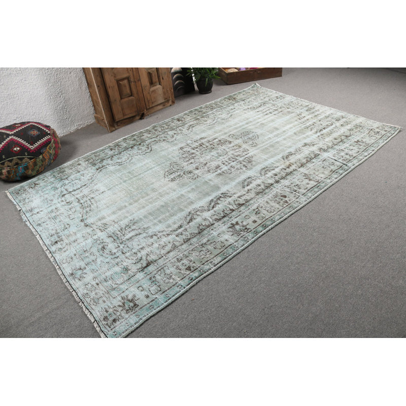 Le tapis turc vert clair fabriqué à la main rehausse la grande aura de votre salon avec une touche rétro