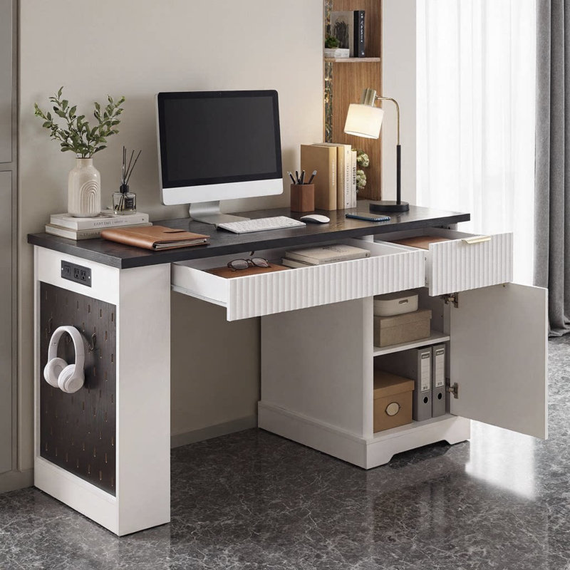 Bureau cannelé moderne de 55 po Aurevon - Organisation verticale et puissance intégrée pour votre studio de création compact